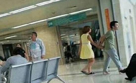 شاب يثير ضجة بارتداء حذاء حبيبته ذي الكعب المرتفع