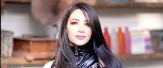 المرة الثالثة بالحجاب.. ديانا حداد تلتقط صور سيلفي بثوب الصلاة