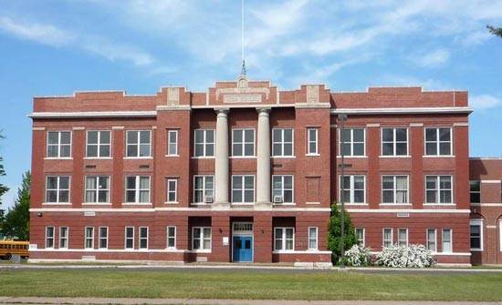 صدق أو لاتصدق.. مدرسة ضخمة تدرس فيها تلميذة واحدة فقط !!