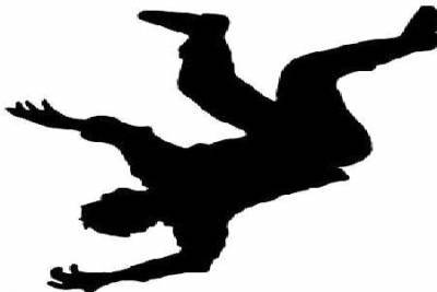 سقوط واصابة عشريني وشائعات عن اصابته بعيار ناري ...