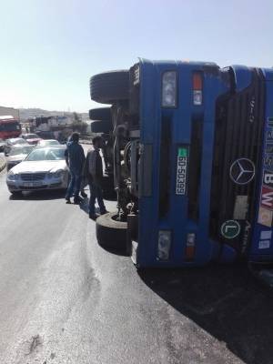 تدهور تريلا على طريق المستندة وتحويل السير  صور