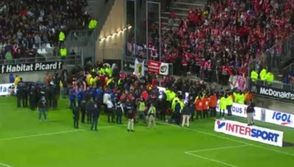 بالفيديو والصور.. حادث مروّع يلغي مباراة كرة قدم بالدوري الفرنسي