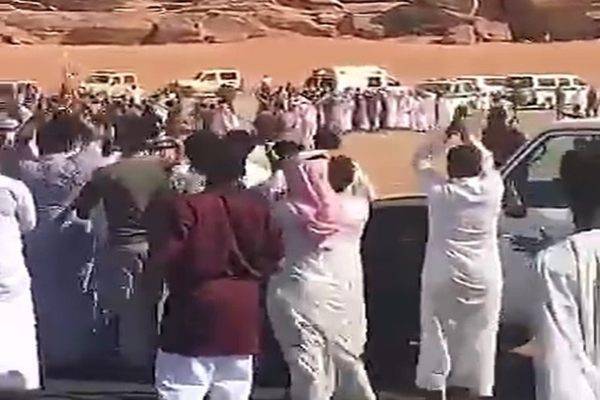 قبل السيف وفي ساحة القصاص رجل يتنازل عن قاتل ابنه لوجه الله (فيديو)