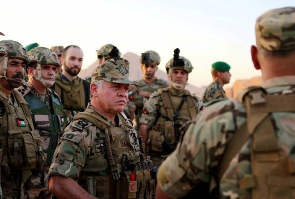 الملك يتابع تمريناً عسكرياً ليلياً في كتيبة المغاوير  ٦١ الملكية.. صور