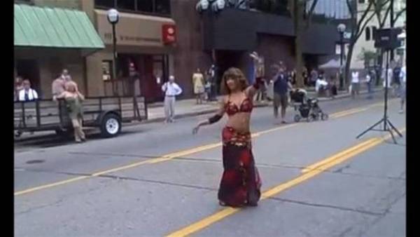 الفيديو : أميركية ترقص على أغنية لنجوى كرم في الشارع... وتُشعل الانترنت!