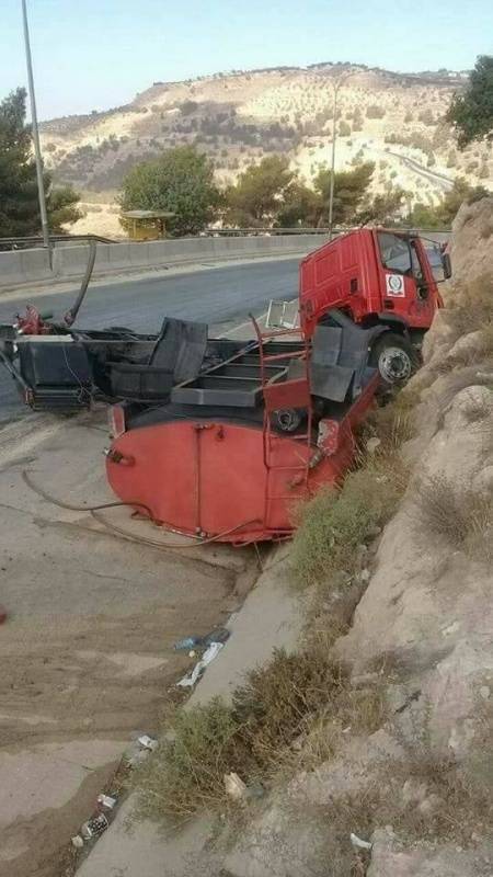 إصابتان في تدهور تنك ماء تابع للدفاع المدني (صور)