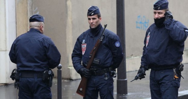 انفجار دراجة نارية امام الملحقية العسكرية الاردنية في باريس ( فيديو )