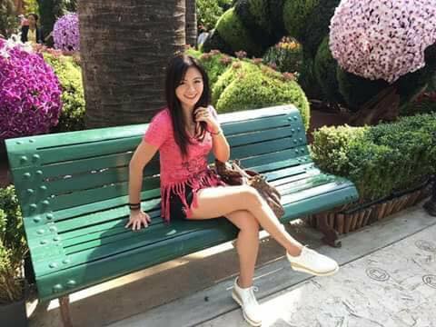 شاب يشعل «فيس بوك» بعيد ميلاد والدته الحسناء