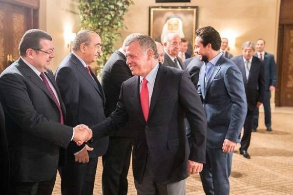 الملك يلتقي رئيس مجلس الأعيان وأعضاء المكتب الدائم (صور)