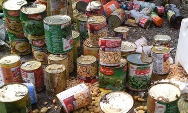 ضبط ٨ طن مواد غذائية محفوظة في حضيرة اغنام في الموقر