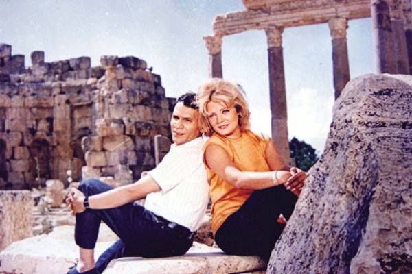 حب أمام الشاشة ومشاجرات خلفها..أزمة نادية لطفي والعندليب في أبي فوق الشجرة