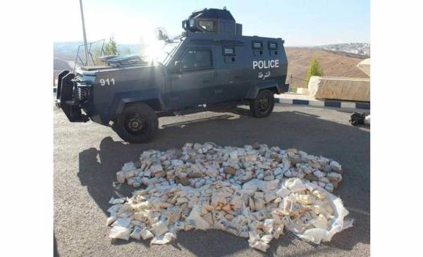 ضبط كميات كبيرة من المخدرات بمداهمة في البادية الشمالية (صور)