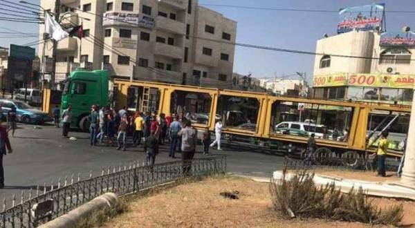 مواطن يحتج بطريقته الخاصة في الرمثا ! ...صور