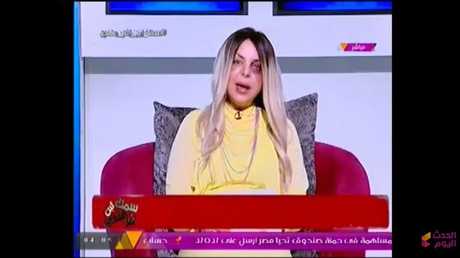 بالفيديو.. مذيعة مصرية تظهر بآثار ضرب على وجهها