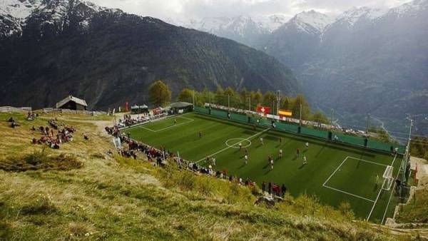 ملعب كرة قدم  لا يمكن الوصول إليه إلا بواسطة التلفريك