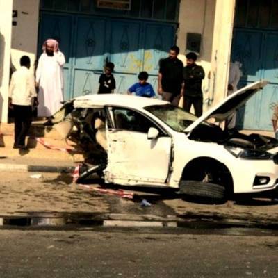 لن تصدق.. سيارته انشطرت نصفين وهو بداخلها ولم يصب بسوء (صور)