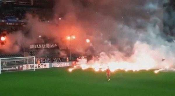 فيديو..جماهير تحرق الملعب بعد فشل منتخب بلادها في الترشح لكأس العالم