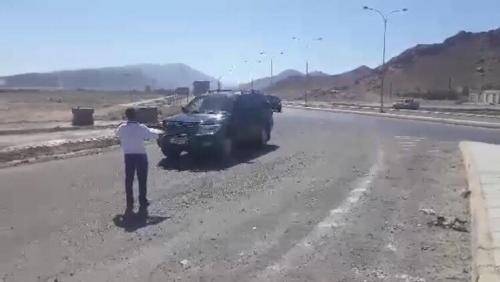 بالفيديو والصور .. مواطن يعترض موكب هاني الملقي