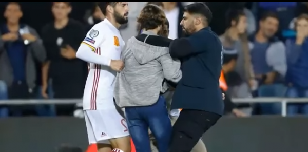 معجزة أنقذت لاعب ريال مدريد من القتل طعنا على يد مشجع إسرائيلي  فيديو