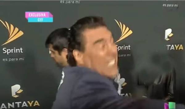 ممثل عالمي يصفع صحفياً أمام عدسات الكاميرا (فيديو)