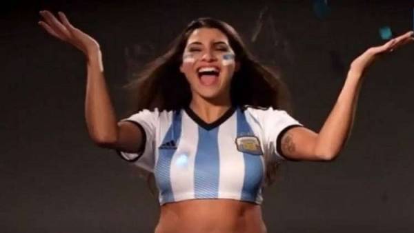 بالصور.. ميسي يجبر مذيعة أرجنتينية على تنفيذ وعدها!