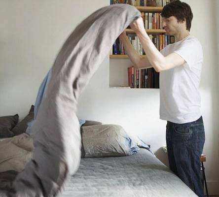 ترتيب الفراش مضِر للإنسان .. خبر سعيد للرجال