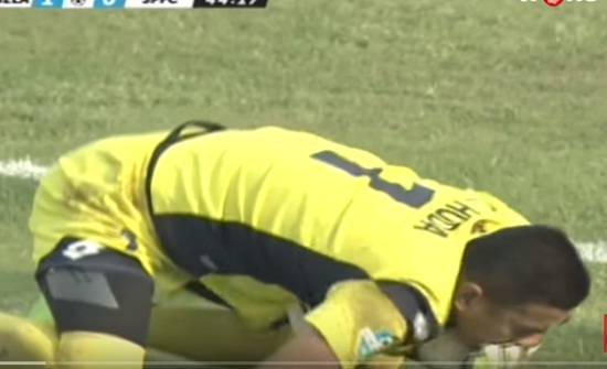 شاهد لحظة وفاة حارس مرمى خلال مباراة
