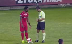 بالفيديو...لاعب يوناني يمسح قدمه بالحكم...ويسجل هدف عالمي!