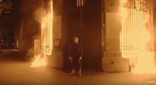 بالفيديو..فنان روسي يضرم النار في بنك فرنسي