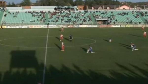 (فيديو) اغرب طريقة في تاريخ كرة القدم للاعتراض على قرارات الحكم