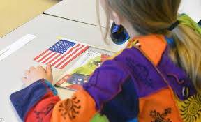 جريمة غريبة.. طفلة تموت تحت ابنة عمها السمينة