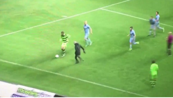 (فيديو) مشجع  غاضب اقتحم أرضية الملعب احتجاجاً على أداء فريقه