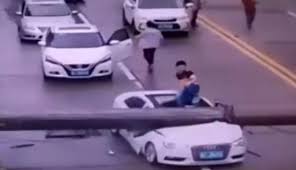 بالفيديو...سائق سيارة ينجو بأعجوبة من الموت