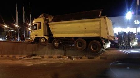 إصابة إثر تدهور قلاب على مدخل الدوار السابع