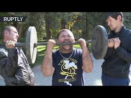 رجل قرغيزي يعرض مهارات لا تصدق!