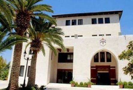 أطباء يحتجون على قرار الوزراء باقتطاع جزء من رواتبهم