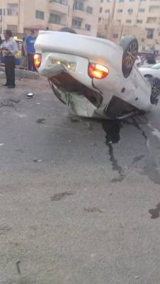 اصابتان بحادث تصادم 3 مركبات في الزرقاء (صور)