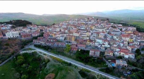 بلدة إيطالية تدفع المال لمن يسكن فيها!