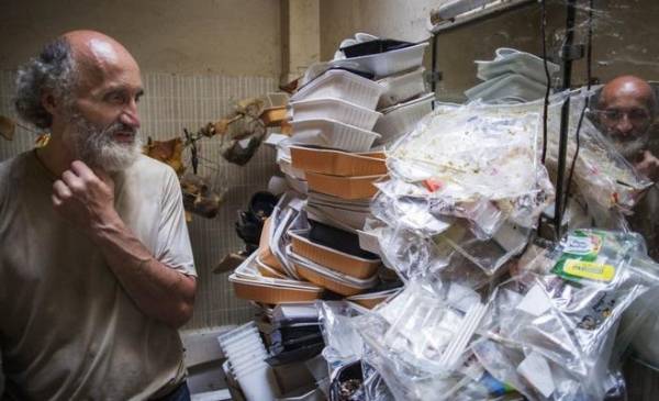 فرنسي يعيش وسط أطنان من القمامة داخل منزله (صور)
