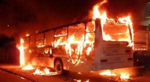 احتراق حافلة سياح متجهة للأراضي المحتلة ونجاة ركابها