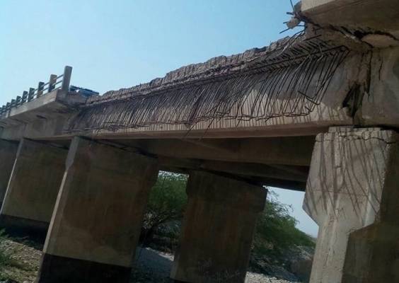 انهيار أجزاء من جسر غور الحديثة على طريق البحر الميت