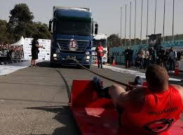 بالفيديو...أقوى عشرة رجال في العالم يستعرضون قوتهم في عمان