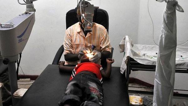 فحص عيون بالسودان يكشف إصابة ربع مليون بالعمى