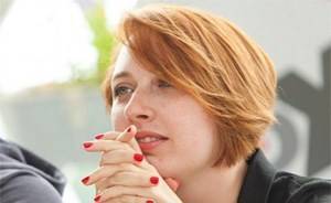 بالفيديو...اقتحم الاستديو وطعن المذيعة في رقبتها وهي على الهواء !