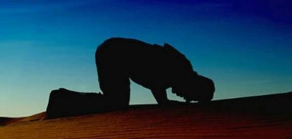 في أمن الدولة ..صلّى باكيا بعد تخفيف الحكم عليه