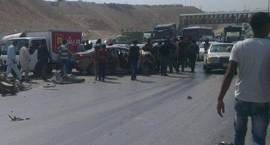 ٦ اصابات بتصادم مركبتين على اوتوستراد الزرقاء