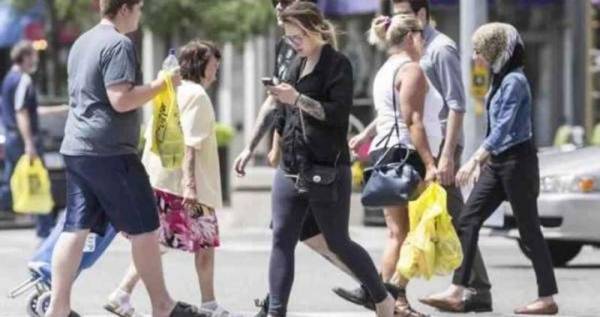 اميركا تغرّم من يكتب في الهاتف اثناء عبور الشّارع