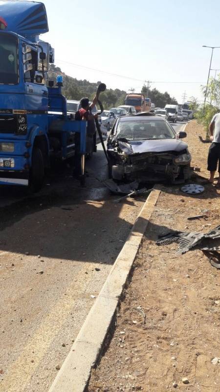 انقلاب شاحنة بعد اصطدامها بمركبة على طريق ياجوز (صور)