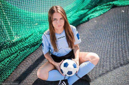 حكمة بولندية حسناء تشعل مواقع التواصل وتجلب لها آلاف المعجبين!