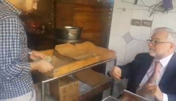 شاهد ليث شبيلات يبيع الكعك والبيض بمخبز صلاح الدين